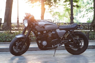 Şehrin yolda siyah spor motor standları.