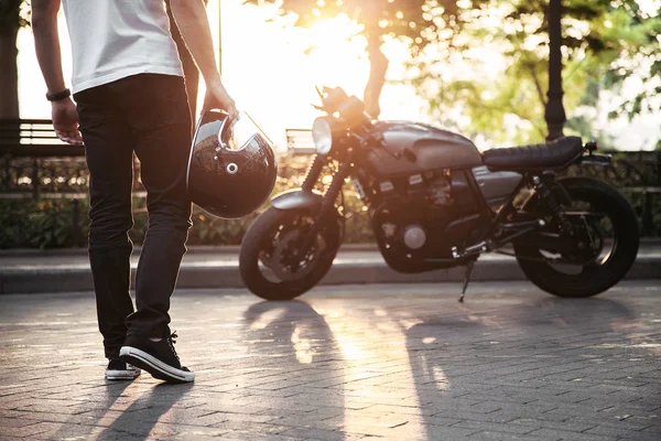 Der Mann Trägt Einen Helm Der Biker Fährt Zum Motorrad — Stockfoto