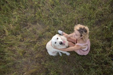 Sevimli sarışın kız ve evde beslenen hayvan vasıl belgili tanımlık park.