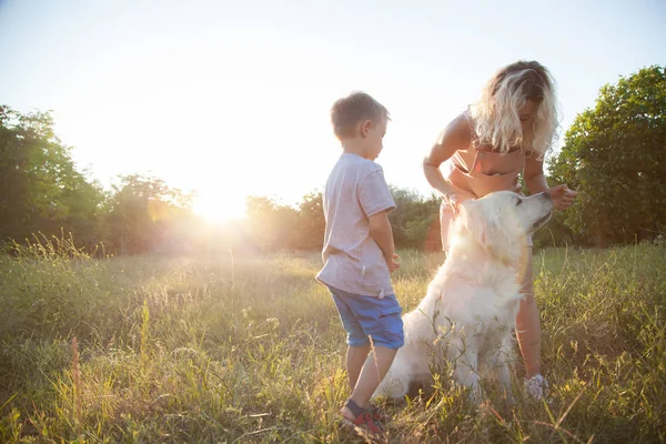 Família Com Animal Estimação Para Passeio Parque Mãe Filho Estão — Fotografia de Stock