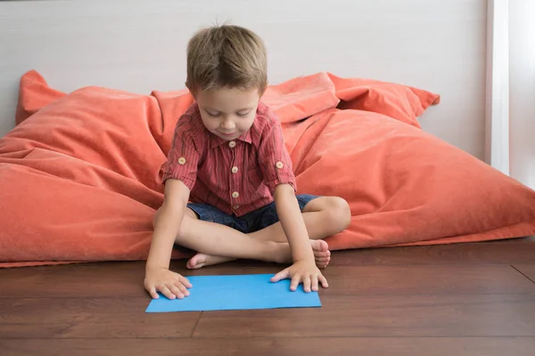 Der Junge Hause Sitzt Auf Dem Boden Und Macht Handgeschöpftes — Stockfoto