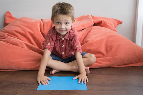 Der Junge Hause Sitzt Auf Dem Boden Und Macht Handgeschöpftes — Stockfoto