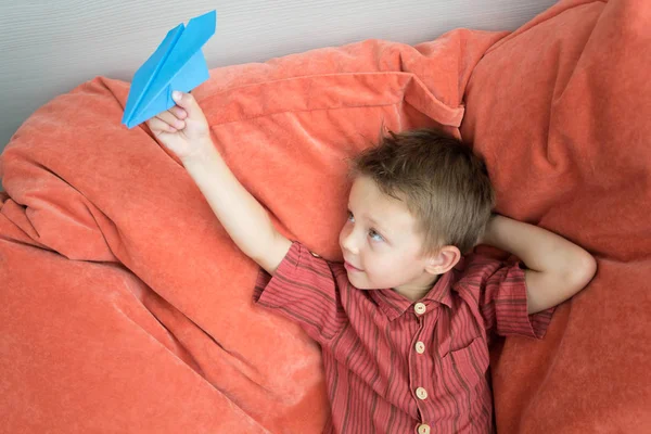 Ein Netter Junge Und Ein Papierflugzeug Das Kind Spielt Mit — Stockfoto