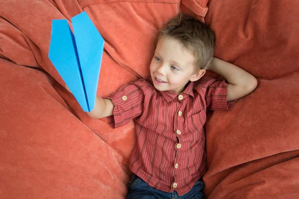 Een Leuke Jongen Een Papieren Vliegtuigje Het Kind Speelt Met — Stockfoto