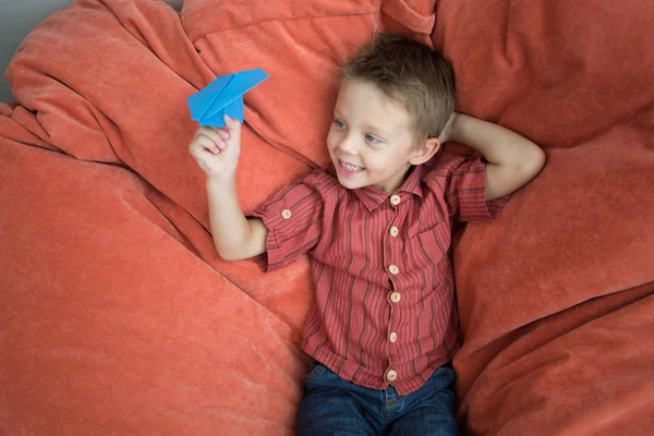 Ein Netter Junge Und Ein Papierflugzeug Das Kind Spielt Mit — Stockfoto