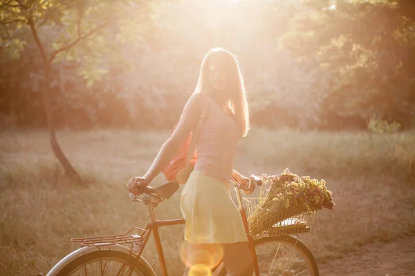 Hermosa Chica Deportiva Una Bicicleta Retro Parque Para Paseo — Foto de Stock