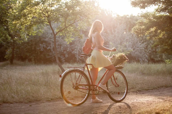 Bela Menina Esportes Uma Bicicleta Retro Parque Para Passeio — Fotografia de Stock
