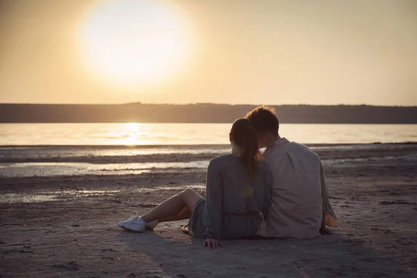 Sevgi dolu bir çift tatilde. Erkek ve kadın.