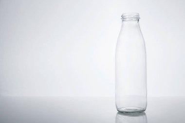 beyaz zemin üzerinde boş cam şişe.