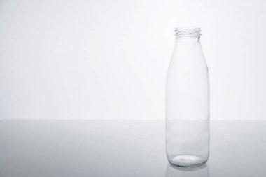 beyaz zemin üzerinde boş cam şişe.