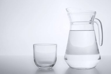 Şeffaf cam temiz su ile dolu. Boş bardak.