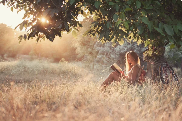 Hermosa Joven Estudiante Sentada Parque Bajo Árbol Leyendo Libro — Foto de Stock