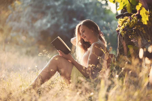 Belle Jeune Fille Étudiante Assise Dans Parc Sous Arbre Lisant — Photo