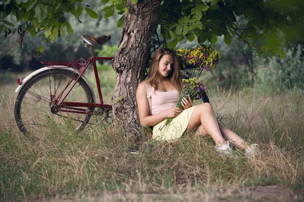 Joven Mujer Hermosa Sienta Debajo Árbol Descansando Recorrido Bicicleta — Foto de Stock