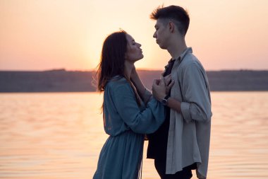 Güzel genç çift arka plan üzerinde Güneş'in ihale. Portre.