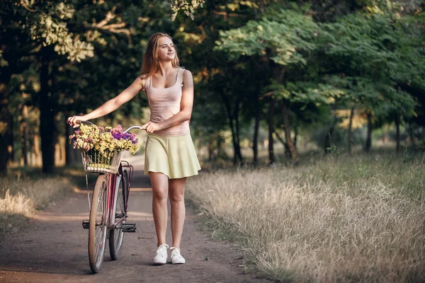 Hermosa Chica Atractiva Está Caminando Parque Una Bicicleta — Foto de Stock