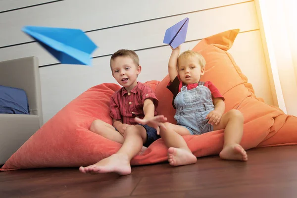 Zwei Geschwister Spielen Hause Mit Papierflugzeugen — Stockfoto