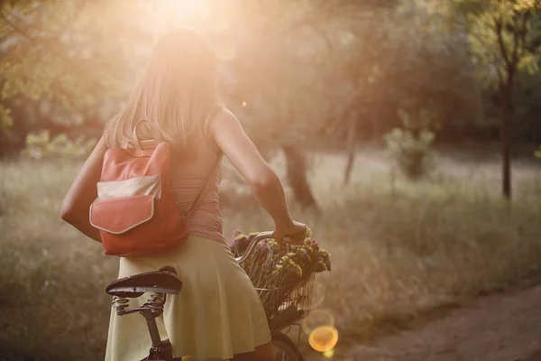 Красивая Привлекательная Девушка Гуляет Парку Велосипеде — стоковое фото