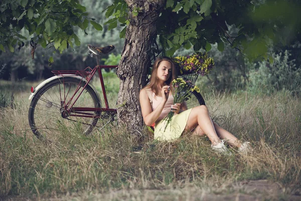 Joven Mujer Hermosa Sienta Debajo Árbol Descansando Recorrido Bicicleta — Foto de Stock