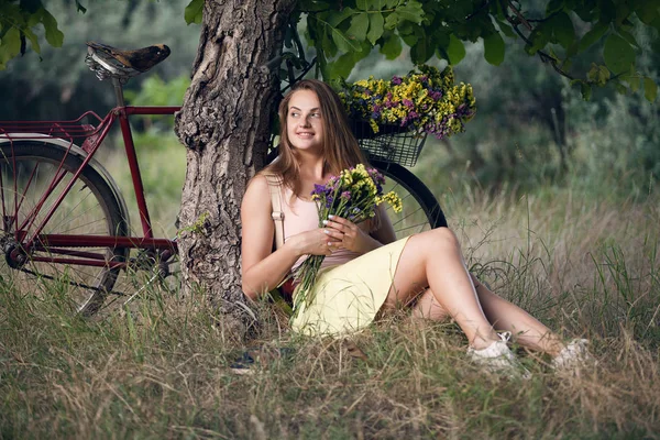 Joven Mujer Hermosa Sienta Debajo Árbol Descansando Recorrido Bicicleta — Foto de Stock