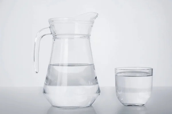 Jarra de agua de cristal con fondo blanco