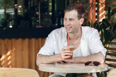 Sevimli öğrenci işadamı neşeli ve mutlu Park Cafe.