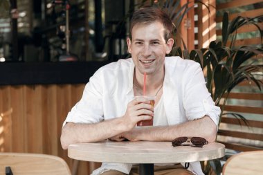 Sevimli öğrenci işadamı neşeli ve mutlu Park Cafe.