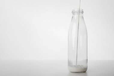 Doğal organik süt ürün şişe.
