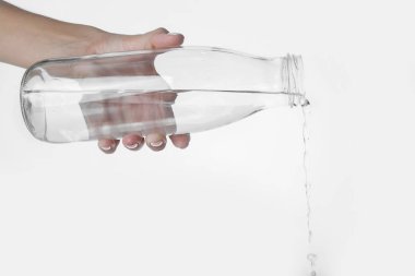 Bir şişe maden suyu. Sağlık için temiz içecek.