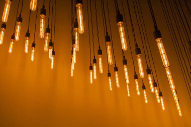 Güzel sarı aydınlatma. Edison lambalar parlak ışık.