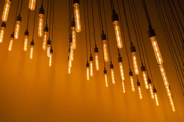Güzel sarı aydınlatma. Edison lambalar parlak ışık.