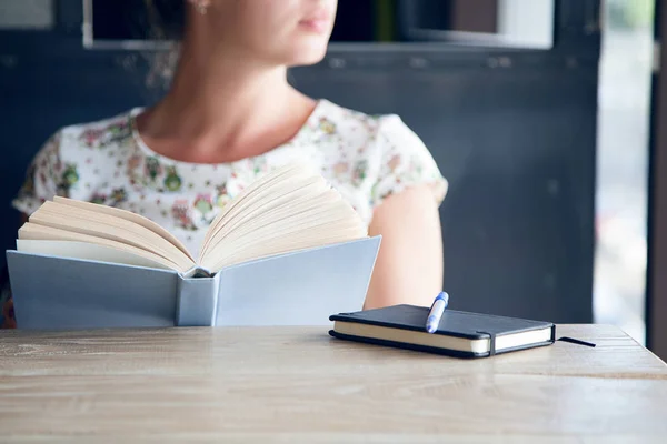 Ein Student Sitzt Und Liest Ein Buch — Stockfoto
