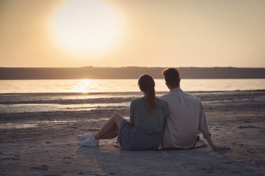 Güzel genç çift sahilde. Romantik ilişki.