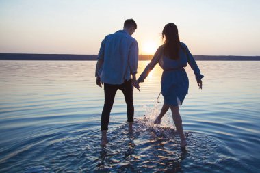 Sevgi dolu bir çift el ele tutuşarak sudur.