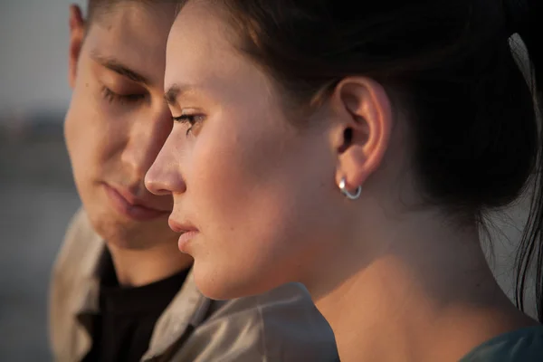 Güzel genç çift aşık ihale. Erkek ve kadın.