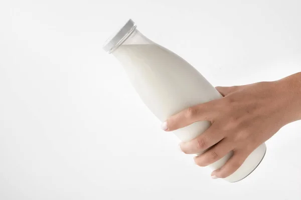 Женщина Держит Бутылку Натуральным Молоком Белом Фоне — стоковое фото