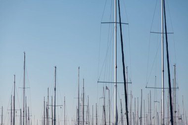 Marina mavi gökyüzüne karşı durmak yat gemi direkleri.
