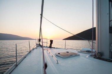 Deniz, dağlar, güneş. Yolculuk. Yat yelken burun.