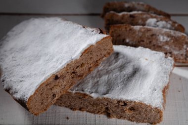 Pastane. Noel stollen kesik form beyaz bir arka plan üzerinde.