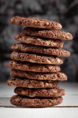 Ev yapımı tatlı gevrek çikolata parçalı kurabiye fındık.