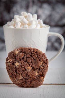 Kakao ve şekerleme ile yuvarlak ev yapımı tatlılar.