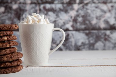 Kakao ve şekerleme ile yuvarlak ev yapımı tatlılar.