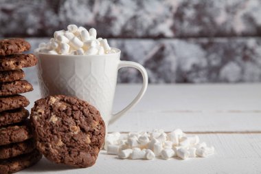 Kakao ve şekerleme ile yuvarlak ev yapımı tatlılar.