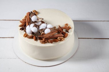 Güzel beyaz pasta, pasta tasarımcısı tarafından dekore edilmiş.