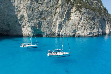 Çevre cliff bay Yelkenli Yatlar bulunmaktadır.