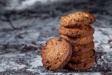 Çikolata ile ev yapımı kurabiye. Pişirme el yapımı.