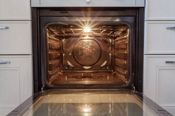 Açık kirli fırın pişirme sonra mutfakta.