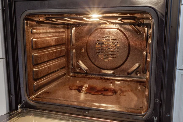 Açık kirli fırın pişirme sonra mutfakta.