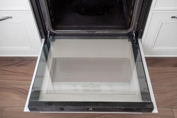 Fırın kapağı yıkanır. Mutfak temiz.