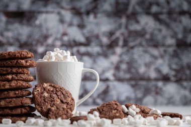 Şekerleme ve ev yapımı kurabiye kahve içecek.